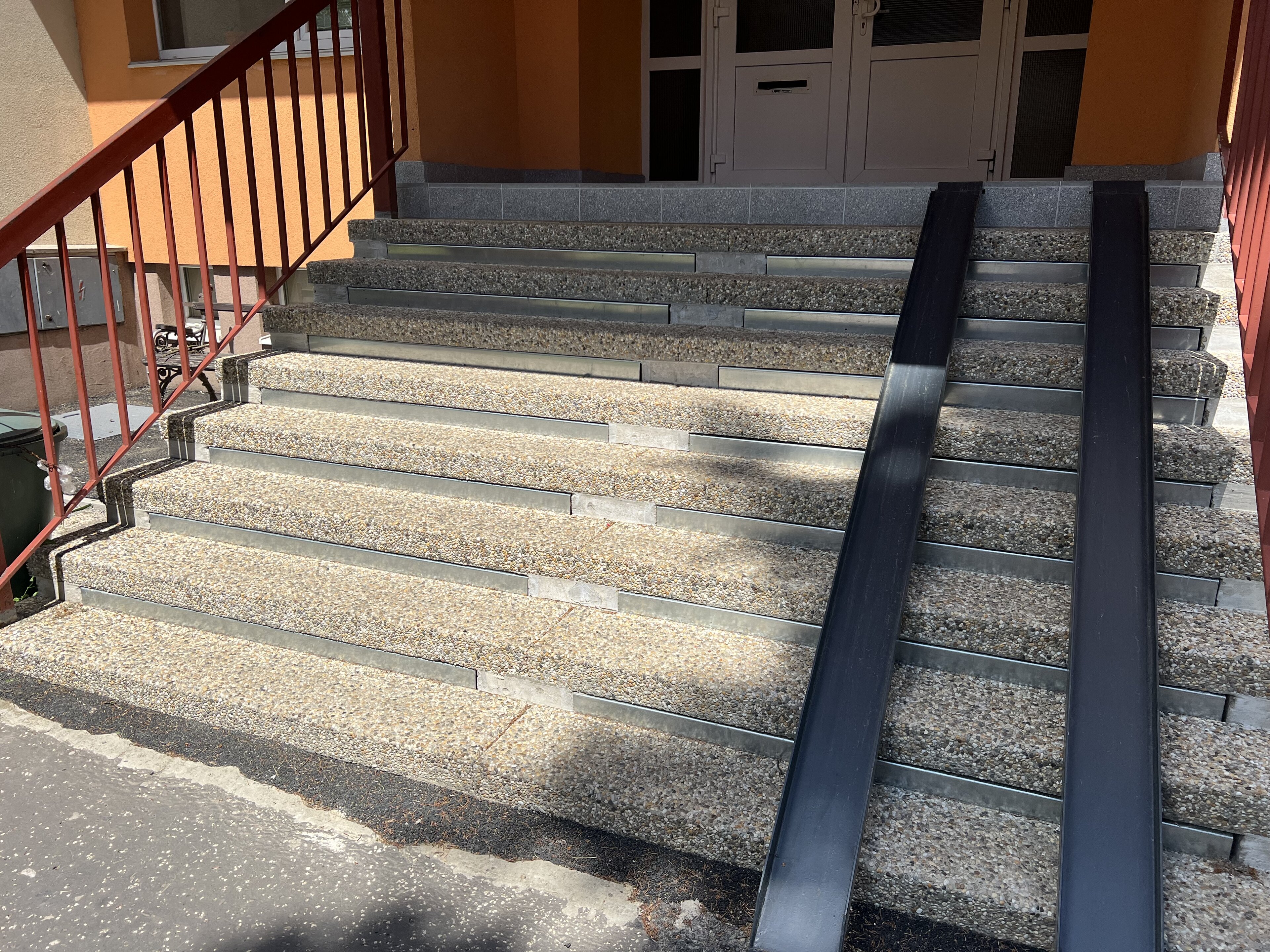 Intrarea clădirii de apartamente